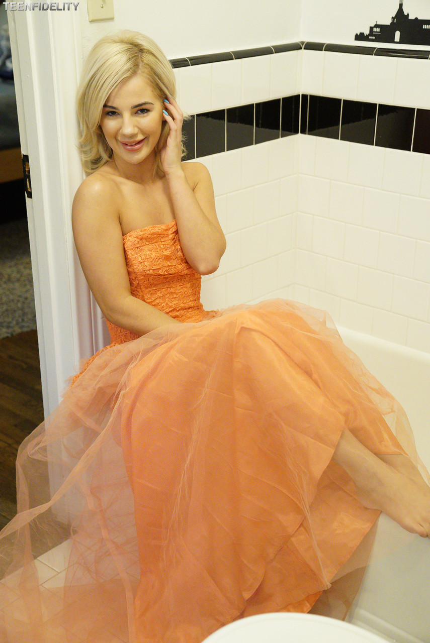 17P Die sexy blonde Prinzessin Bella Rose posiert alleine im Badezimmer und zeigt ihren Körper