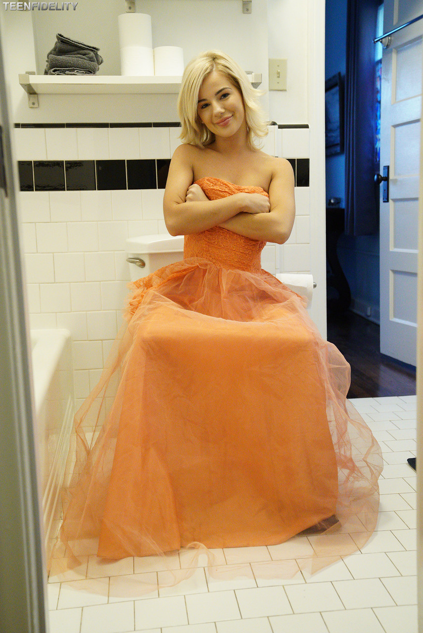17P Die sexy blonde Prinzessin Bella Rose posiert alleine im Badezimmer und zeigt ihren Körper