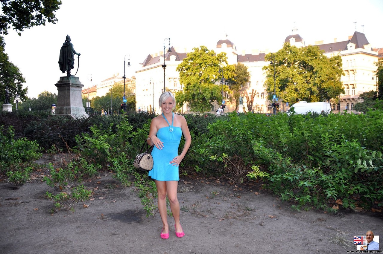 Die 13P blonde Teenagerin Dolly Spice geht mit ihrem Sugar Daddy spazieren