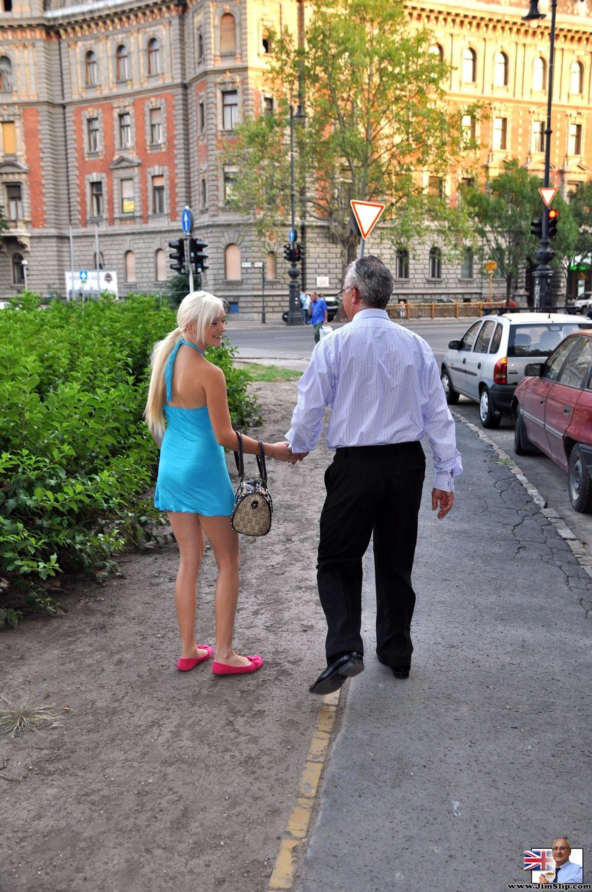 Die 13P blonde Teenagerin Dolly Spice geht mit ihrem Sugar Daddy spazieren