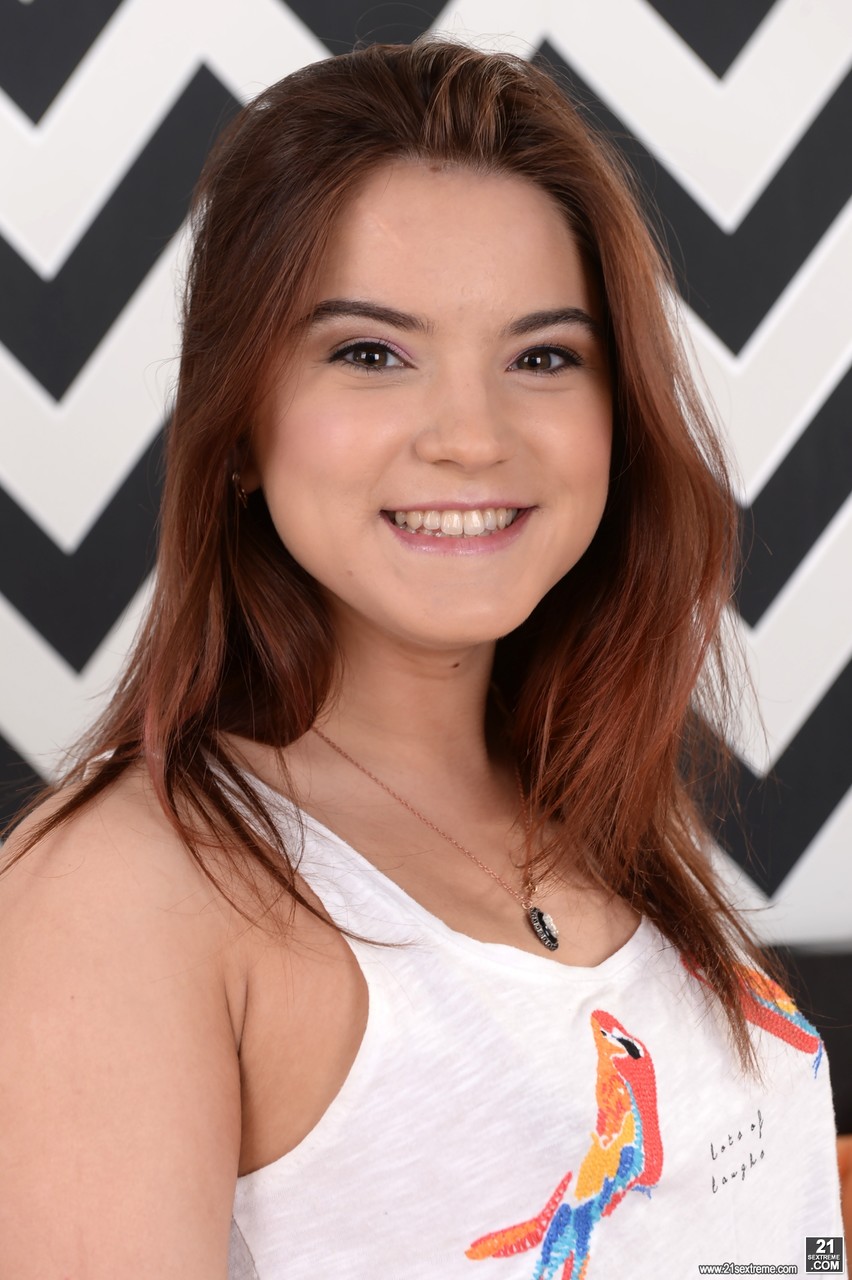 17P A adorável adolescente Evelina Darling fica nua na cama e revela buracos inocentes