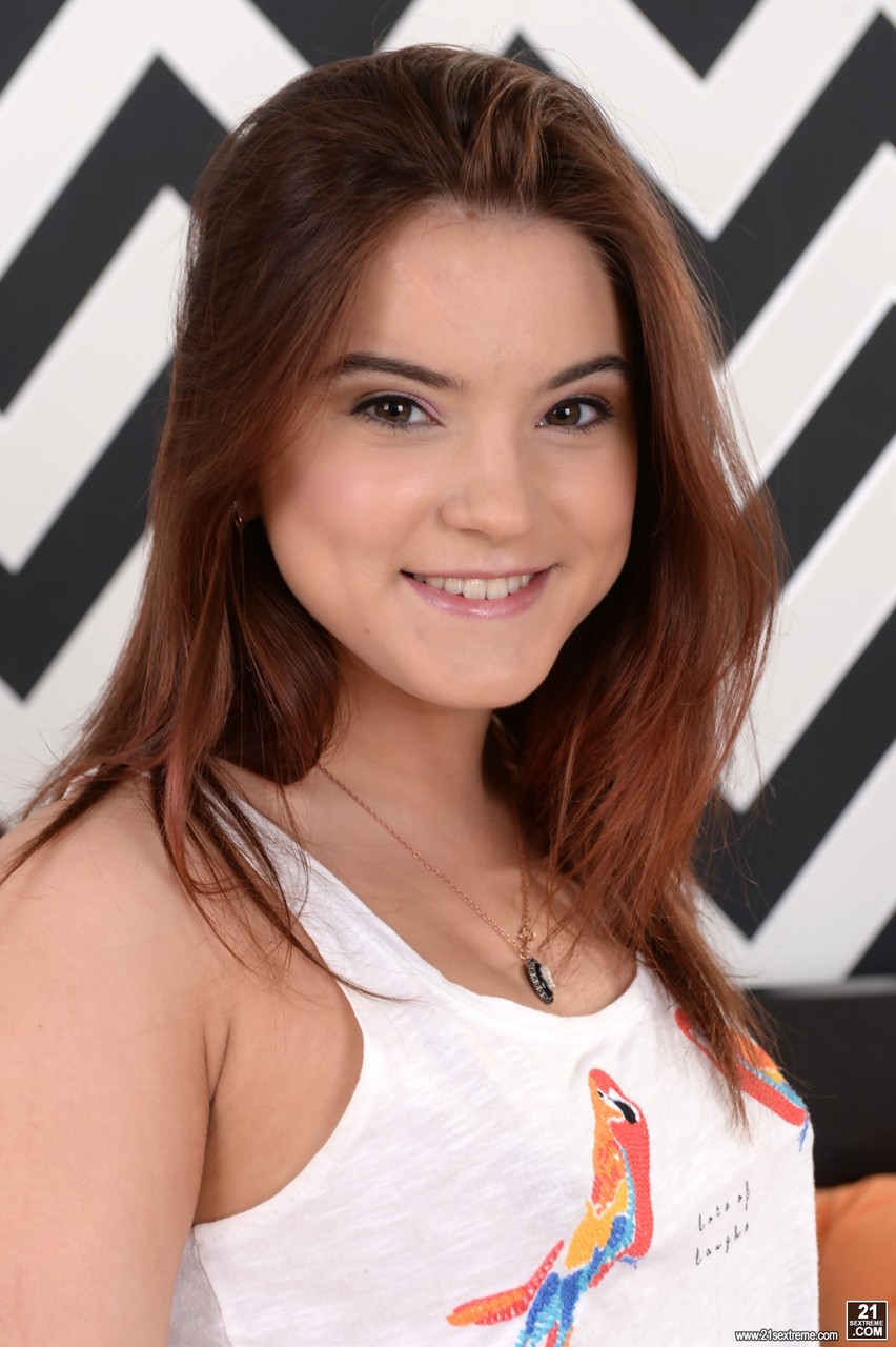 17P A adorável adolescente Evelina Darling fica nua na cama e revela buracos inocentes