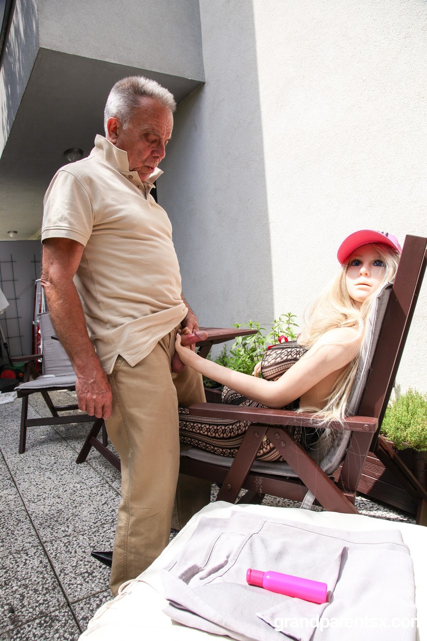 21P La pequeña muñeca sexual rubia Dolly the Doll es follada por un anciano en el patio