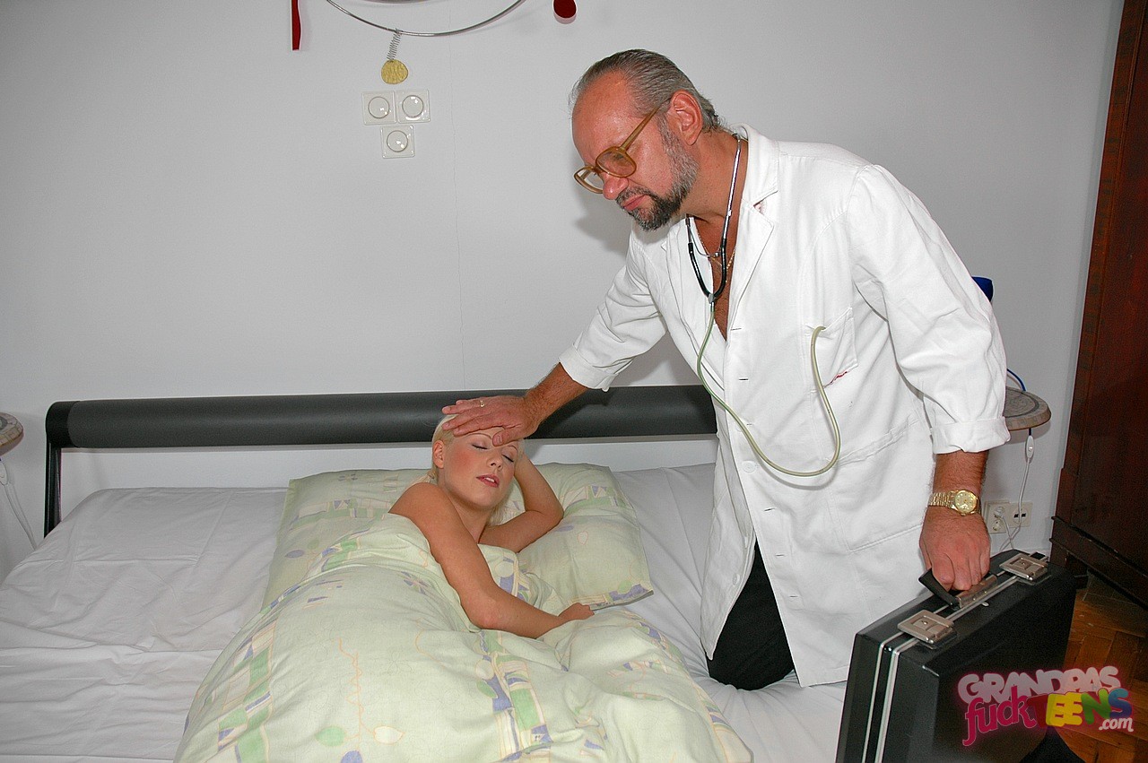 17P El viejo doctor Albert visita a la adolescente rubia enferma Lolly Blond y se folla su apretado manguito