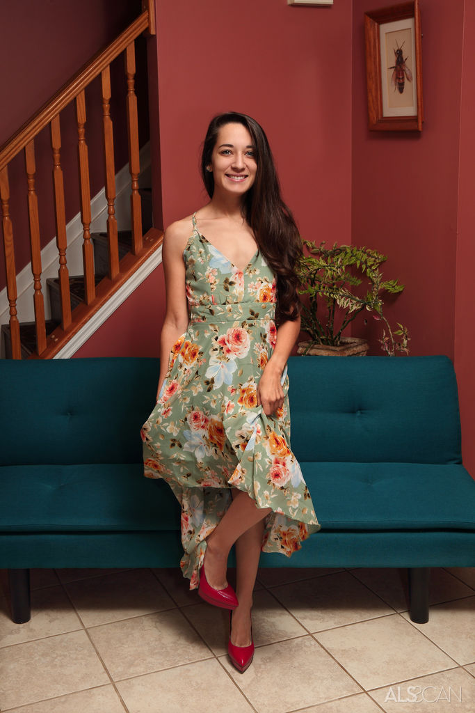 16P Slim adolescente Freya Von Doom espalha sua buceta rosa enquanto fica totalmente nua
