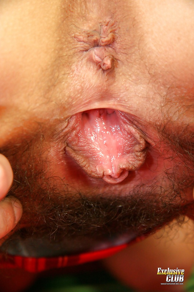 16P Seductive European babe Amanda Vamp spreads her very hairy donut