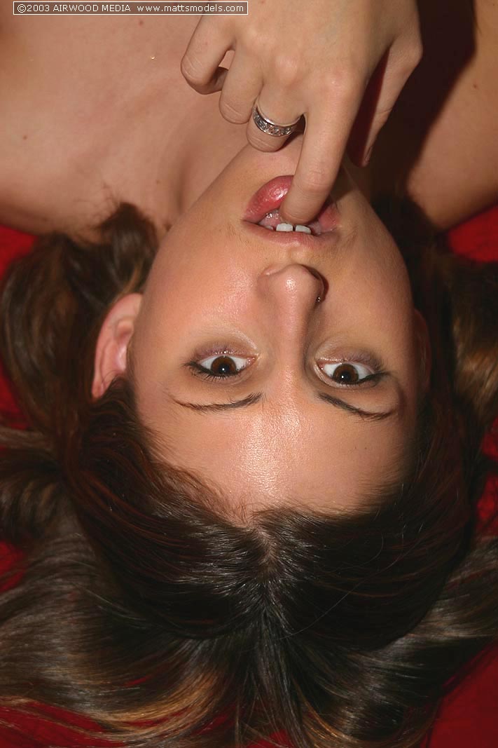 16P Lyric, première minuterie, attire l'attention sur sa chatte rasée après s'être nue