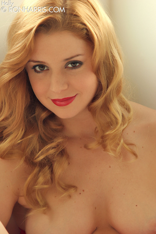 15P Linda loira amadora Holly expõe seus seios perfeitos em lingerie vermelha quente