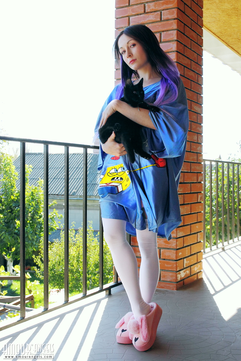 20P La agradable adolescente Night se quita el traje de cosplay para posar desnuda con calcetines blancos largos