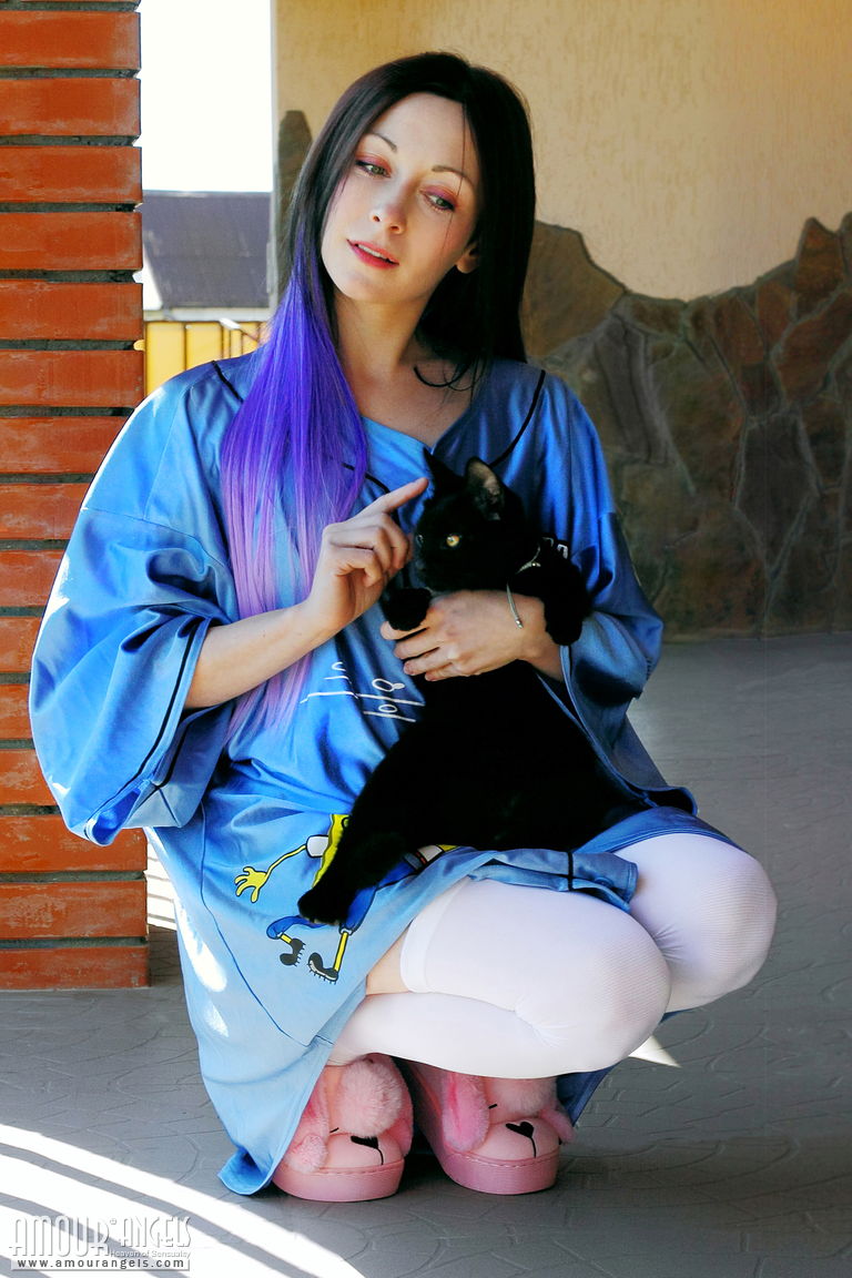 20P La agradable adolescente Night se quita el traje de cosplay para posar desnuda con calcetines blancos largos