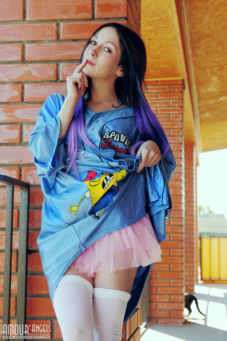 20P La agradable adolescente Night se quita el traje de cosplay para posar desnuda con calcetines blancos largos