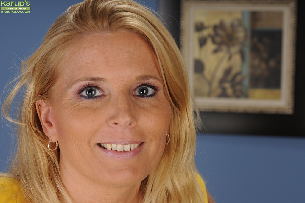 16P Scène de déshabillage d'une merveilleuse blonde mature Sky Martin
