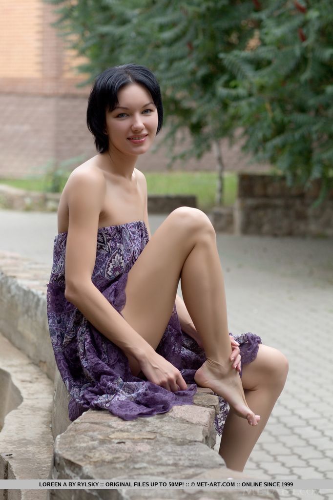 18P Loreen A, jeune européenne en corne, écarte ses longues jambes pour montrer son manchon chauve.
