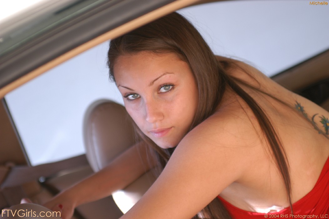 21P La guapa Michelle saca su pezón hinchado y muestra su culo en el auto