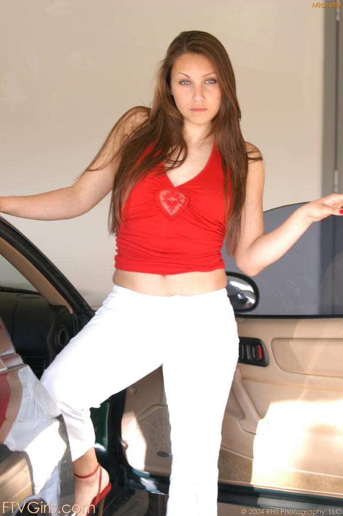 21P La guapa Michelle saca su pezón hinchado y muestra su culo en el auto