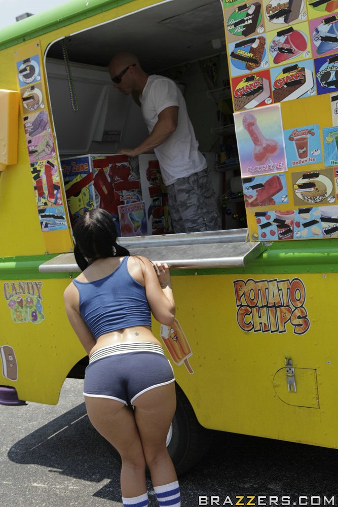 16P La jovencita Ashli ​​Orion disfruta de una dura follada anal al aire libre
