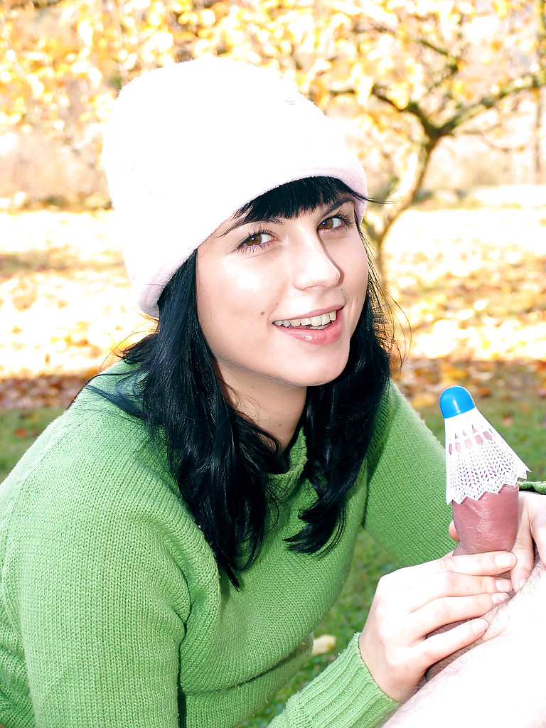 16P Chica sucia con calcetines largos y gorro chupando y tirando polla al aire libre