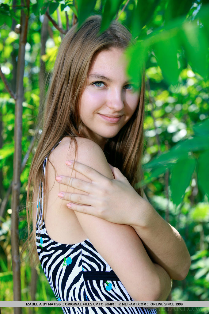 18P La glamurosa adolescente Izabel A libera sus pequeñas tetas del bikini al aire libre en el bosque