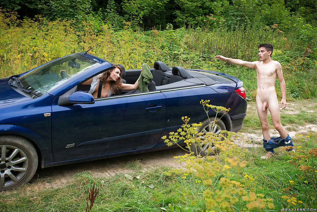 16P Tatuada MILF Ava Austen fodendo cara com pau enorme ao ar livre no carro