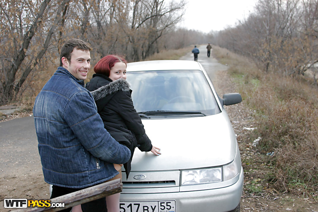 16P Рыжая девчонка-подросток грязно развлекается в одежде на улице