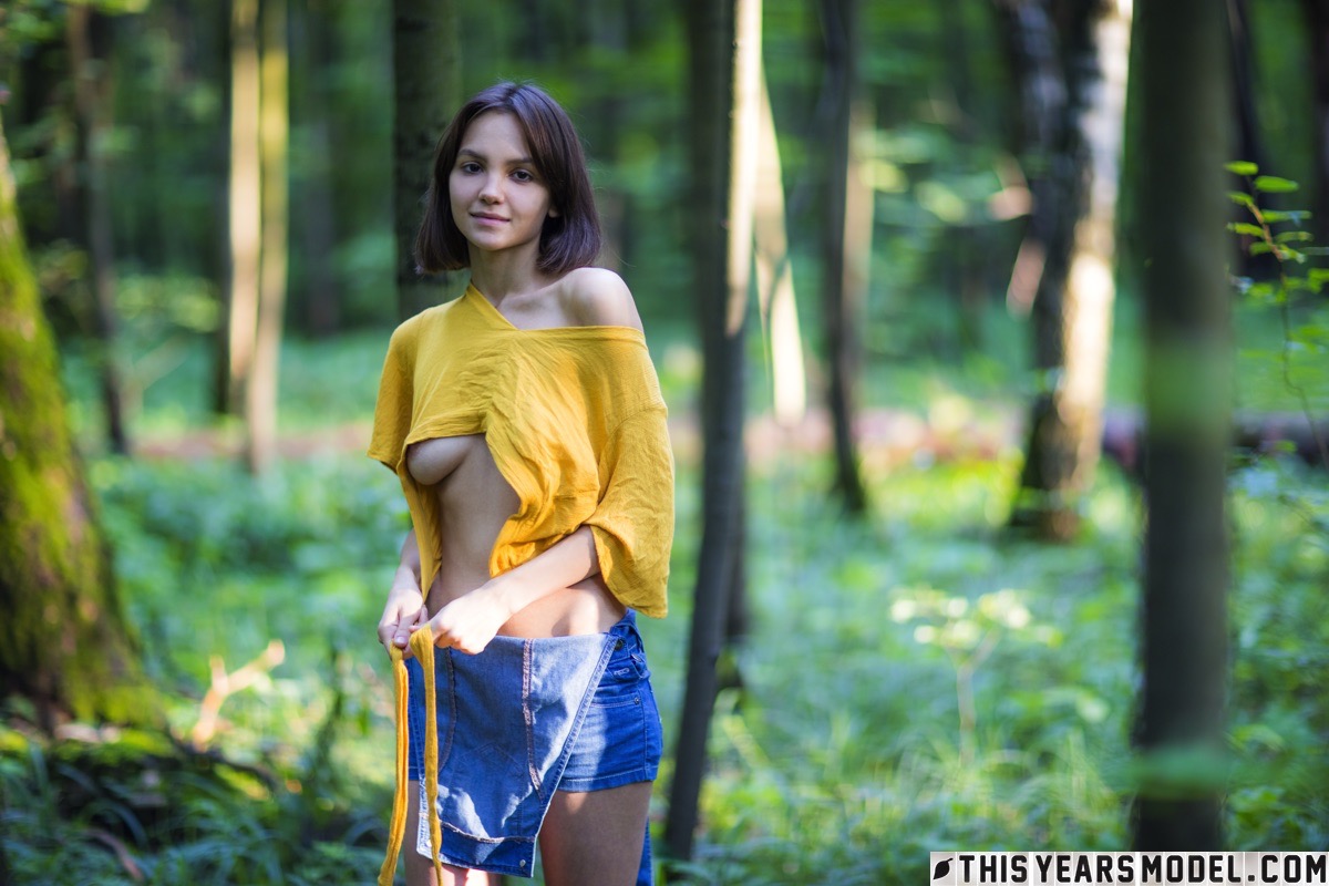 Die 15P dünne Brünette Lara Masier zieht sich in einem reifen Wald völlig aus