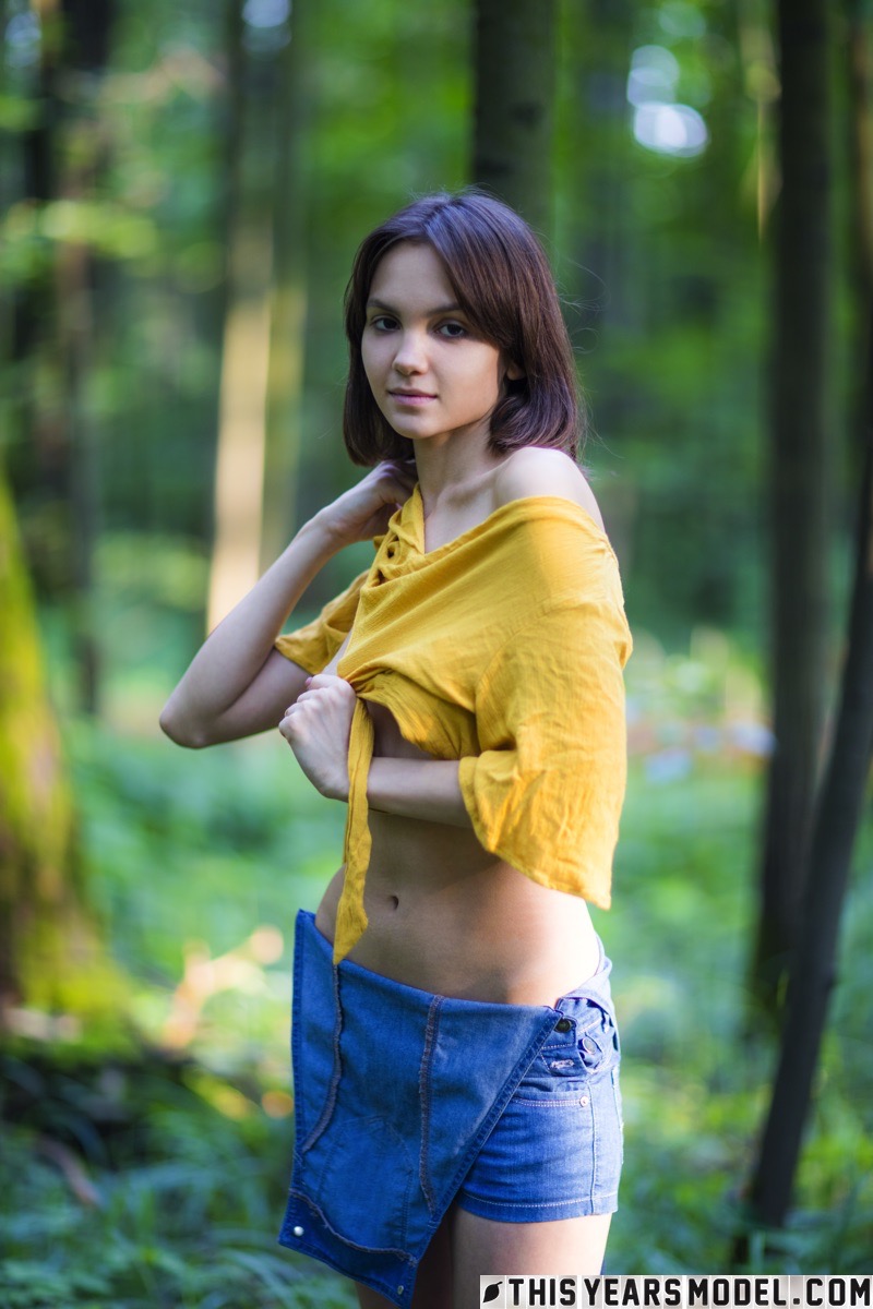 Die 15P dünne Brünette Lara Masier zieht sich in einem reifen Wald völlig aus