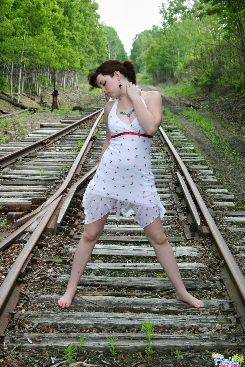 12P La pelirroja Barbie A modela un vestido de verano descalza sobre las vías del tren