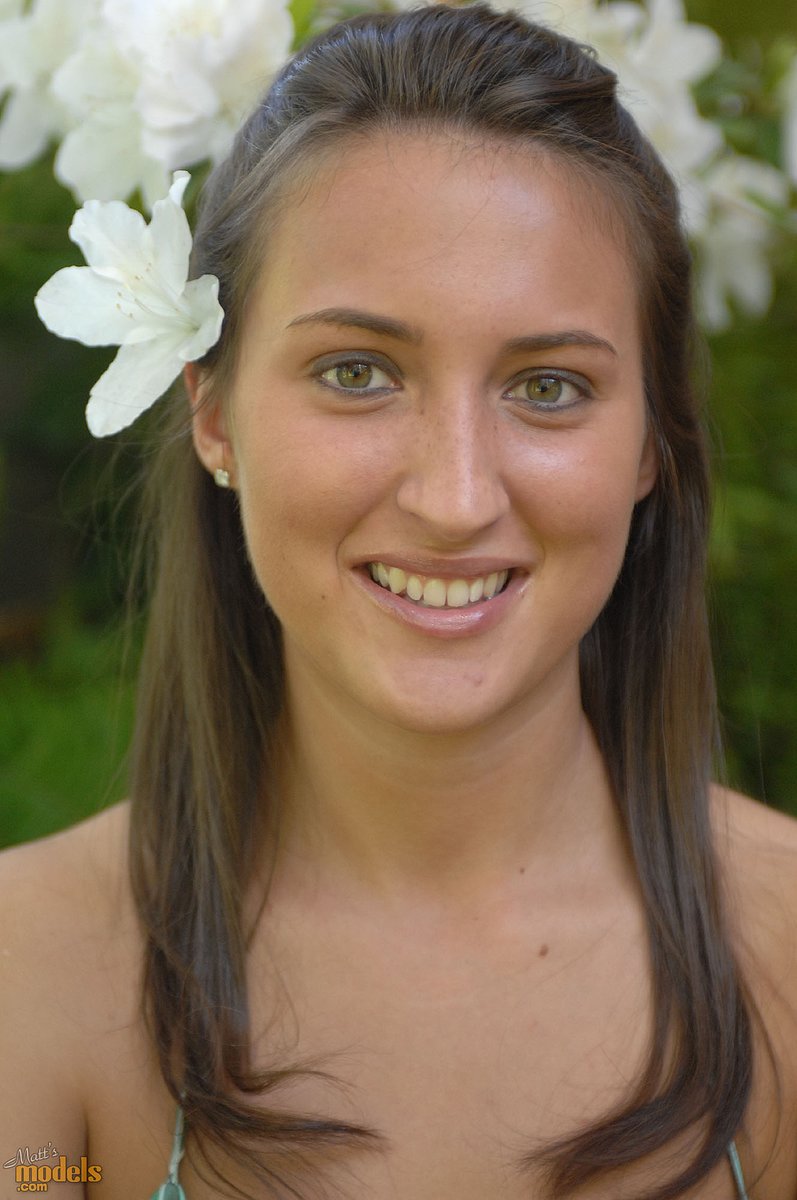 16P A morena Liz descobre grandes naturais antes de mandar um beijo nua