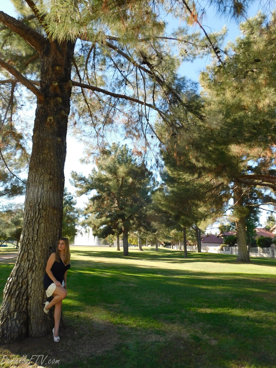 15P Loira iniciante brinca com sua buceta upskirt no parque