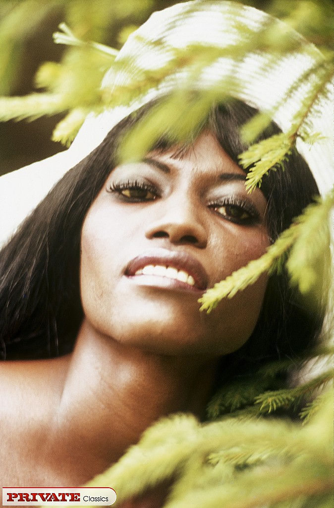 13P Mulher negra com chapéu de sol e biquíni vai até o mato para posar nua