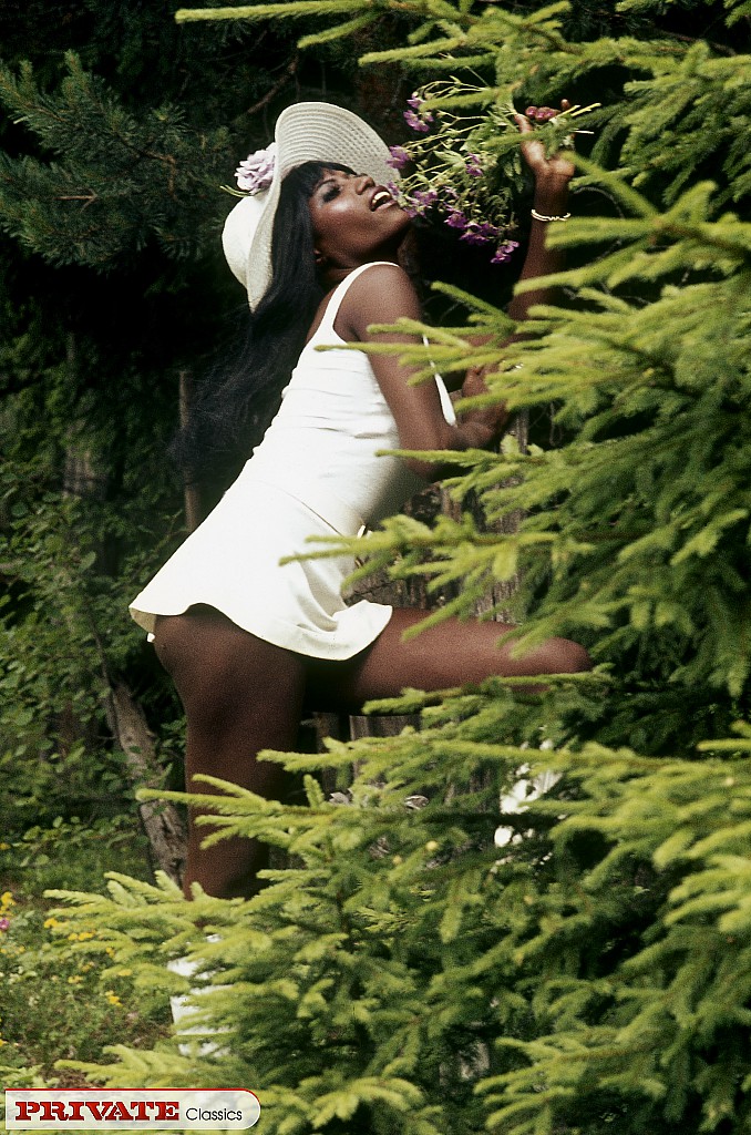 13P Mulher negra com chapéu de sol e biquíni vai até o mato para posar nua