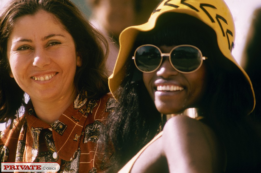 13P Mulher negra com chapéu de sol e biquíni vai até o mato para posar nua