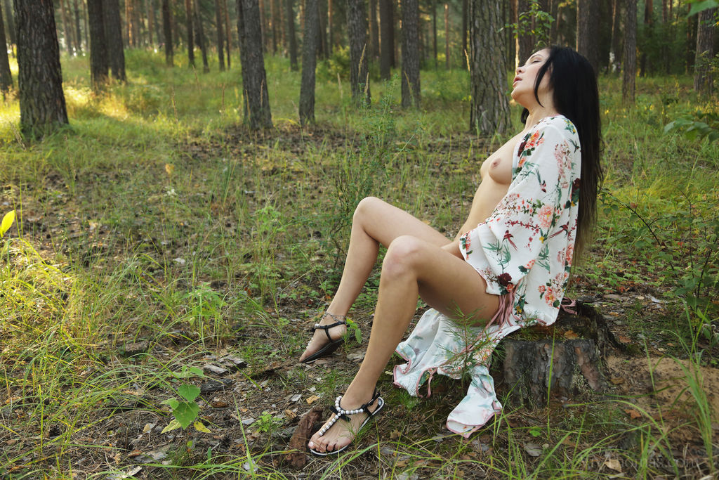 16P La sexy adolescente Black Fox juega con sus labios carnosos en un bosque