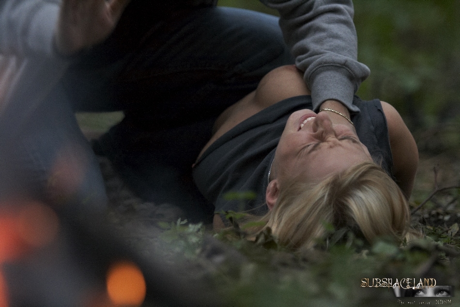 16P Caroline, blonde et plantureuse, attachée à un arbre dans les bois pour se faire fouetter le cul nu
