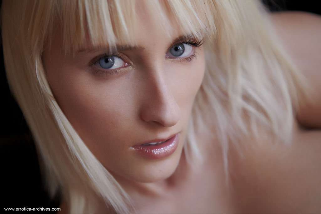 16P La hermosa rubia Colette resalta su dulce coño después de desnudarse