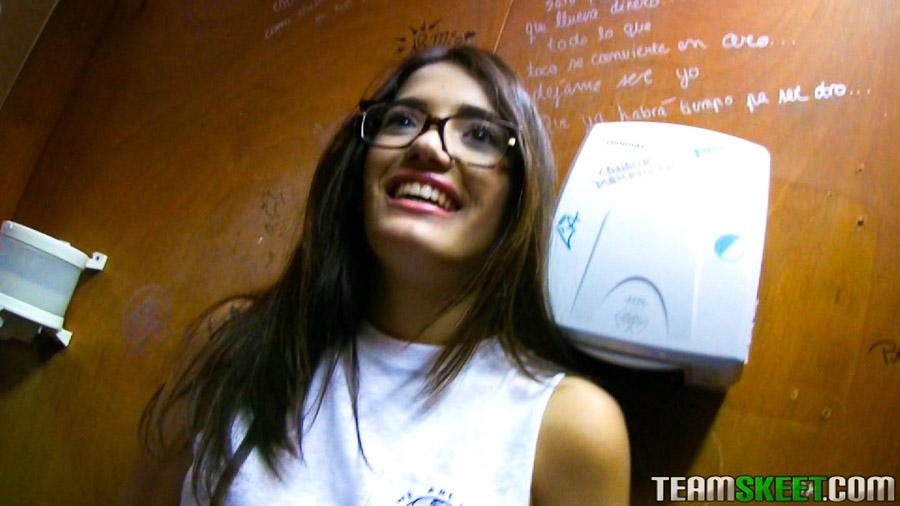 12P Teen Euro Babe Penelope Cum schiebt Höschen über Arsch mit Brille