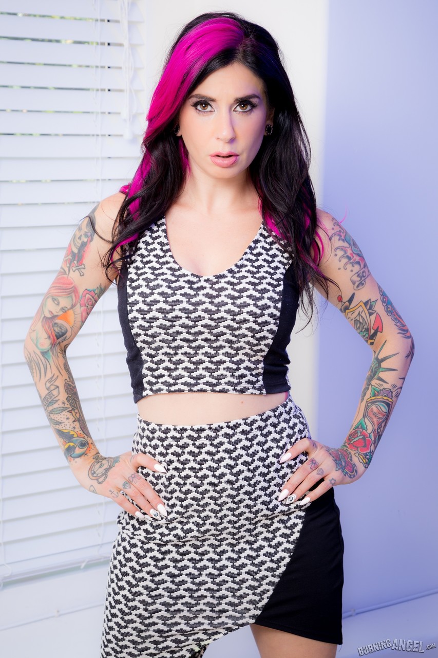 15P Modelo solo com cabelo tingido Joanna Angel expõe seu corpo fortemente tatuado
