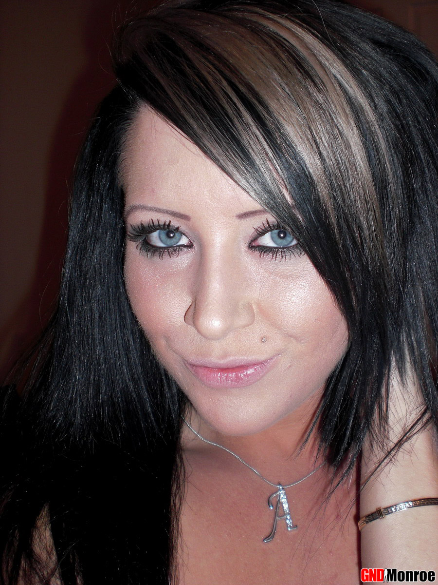12P Horny Monroe strips out of her comfy sweats and shows off her tight perfect