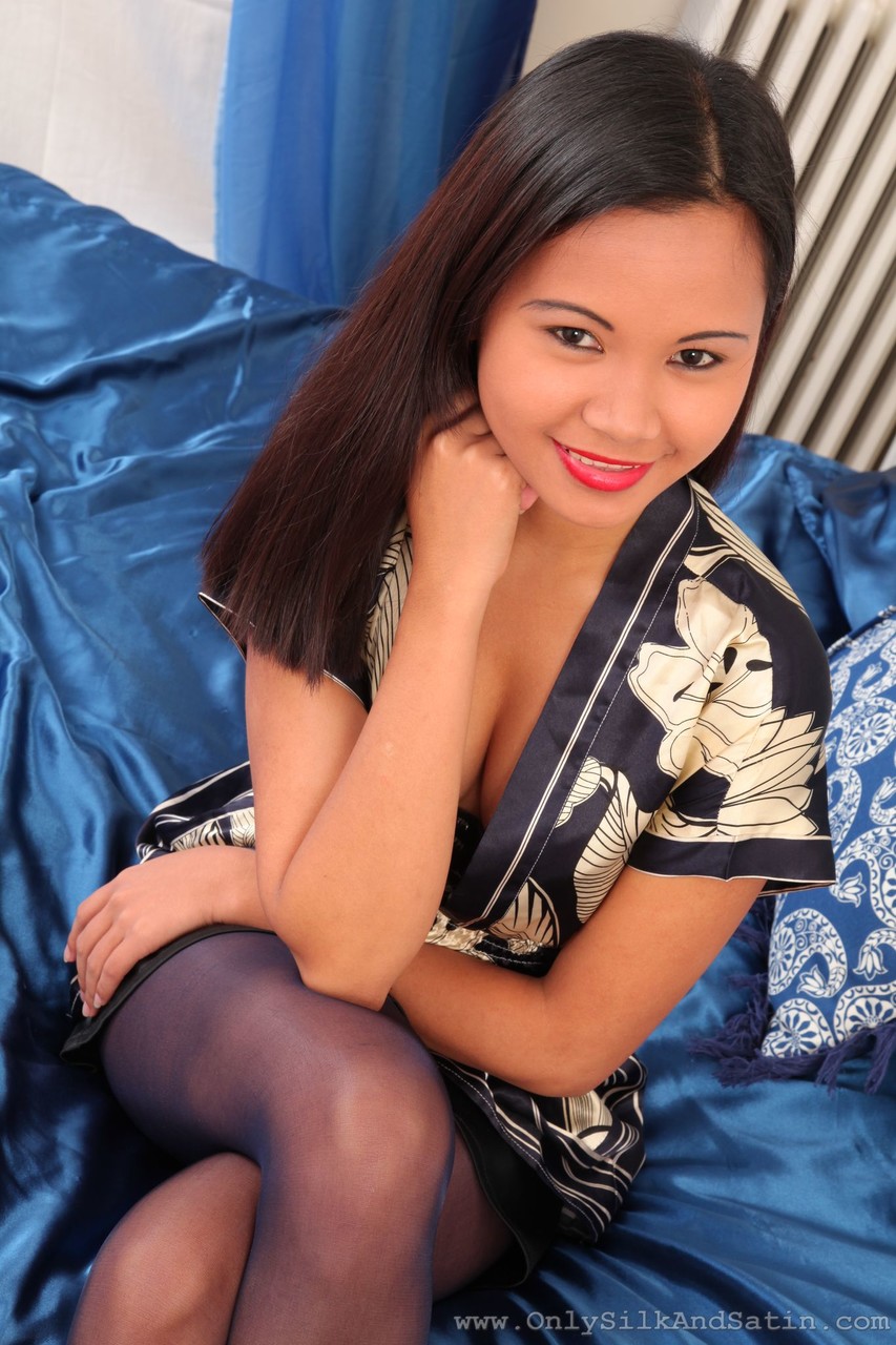 21P Petite Asian Jasmin tira o vestido curto e posa nua na cama