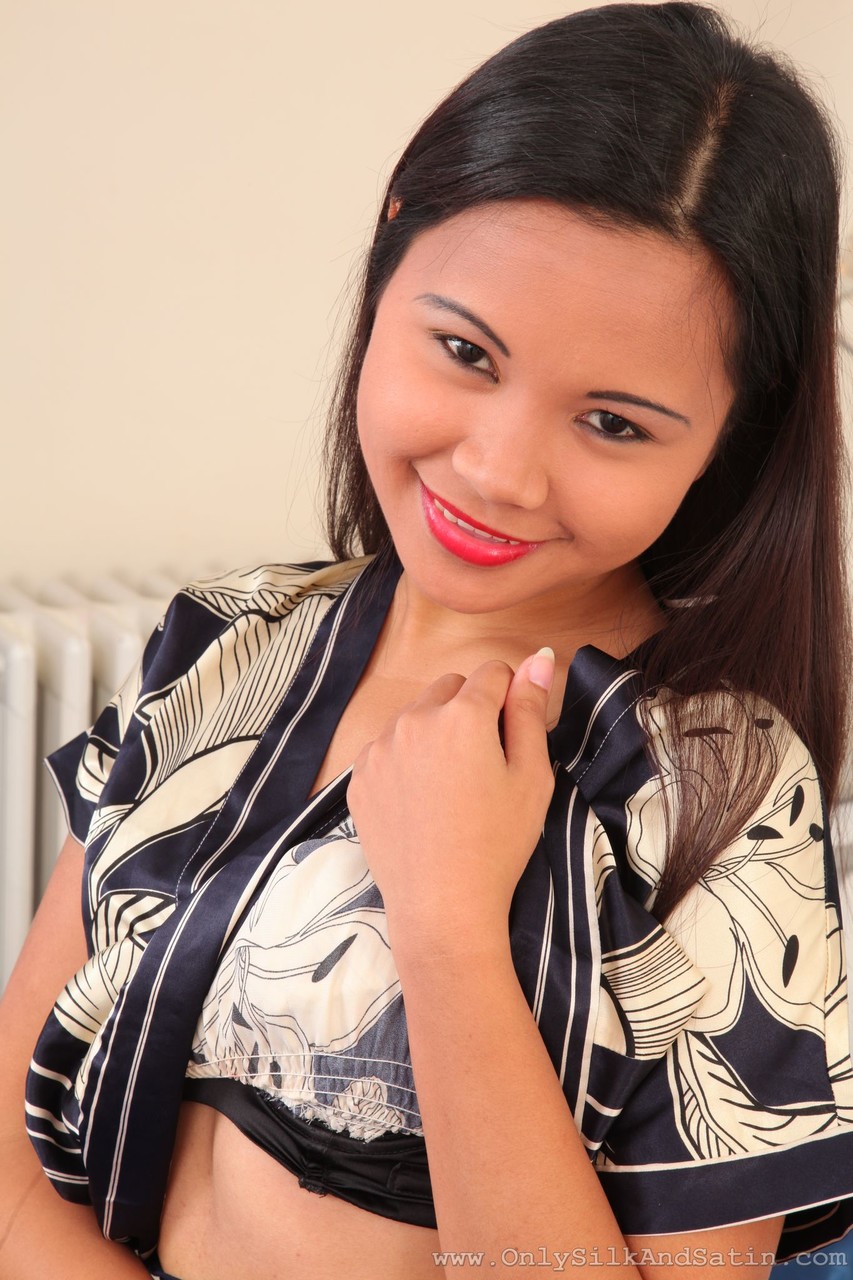 21P Petite Asian Jasmin tira o vestido curto e posa nua na cama