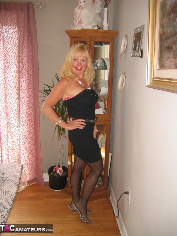 20P La rubia de mediana edad Ruth se quita un vestido negro antes de masturbarse