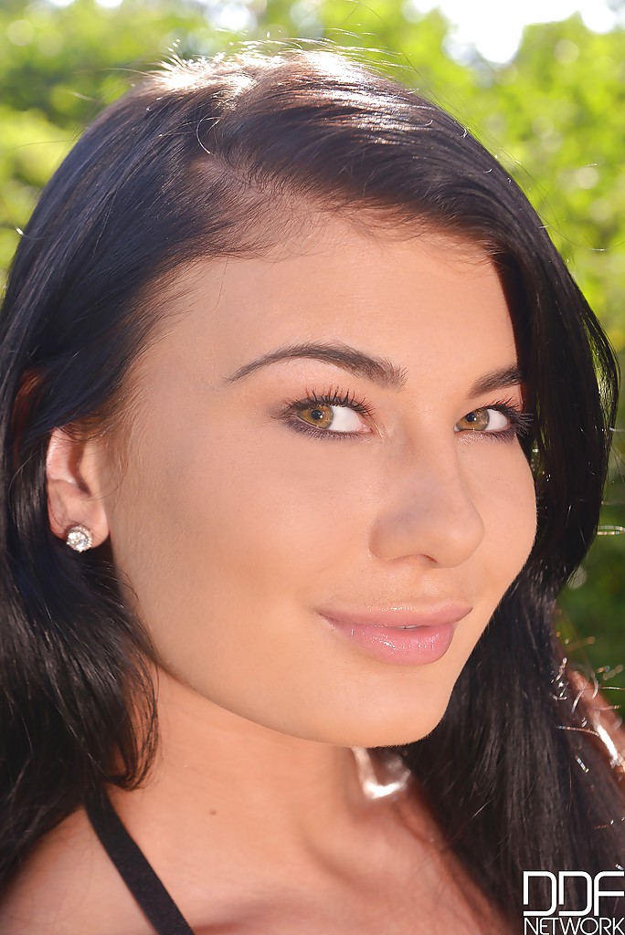 16P Leggy European solo girl Lucy Li escorrega de salto alto ao ar livre