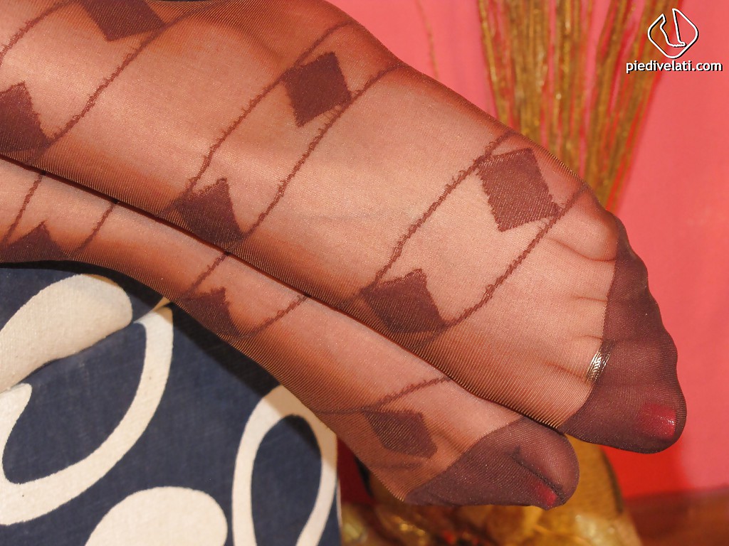 16P La morena Diana en algunas escenas de fetichismo de pies sin desnudos