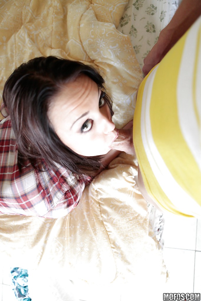 16P Jade Ivy gibt einen Blowjob und lässt sich hart in ihre enge Muschi knallen