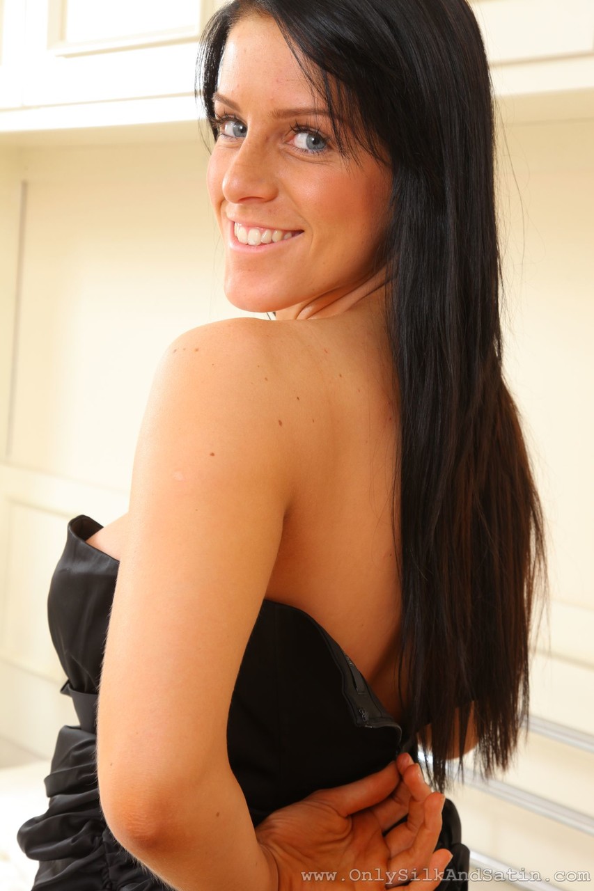 21P Die blauäugige Hottie Rebecca T bringt ihre Kurven zum Vorschein, während sie ihr schwarzes Kleid auszieht