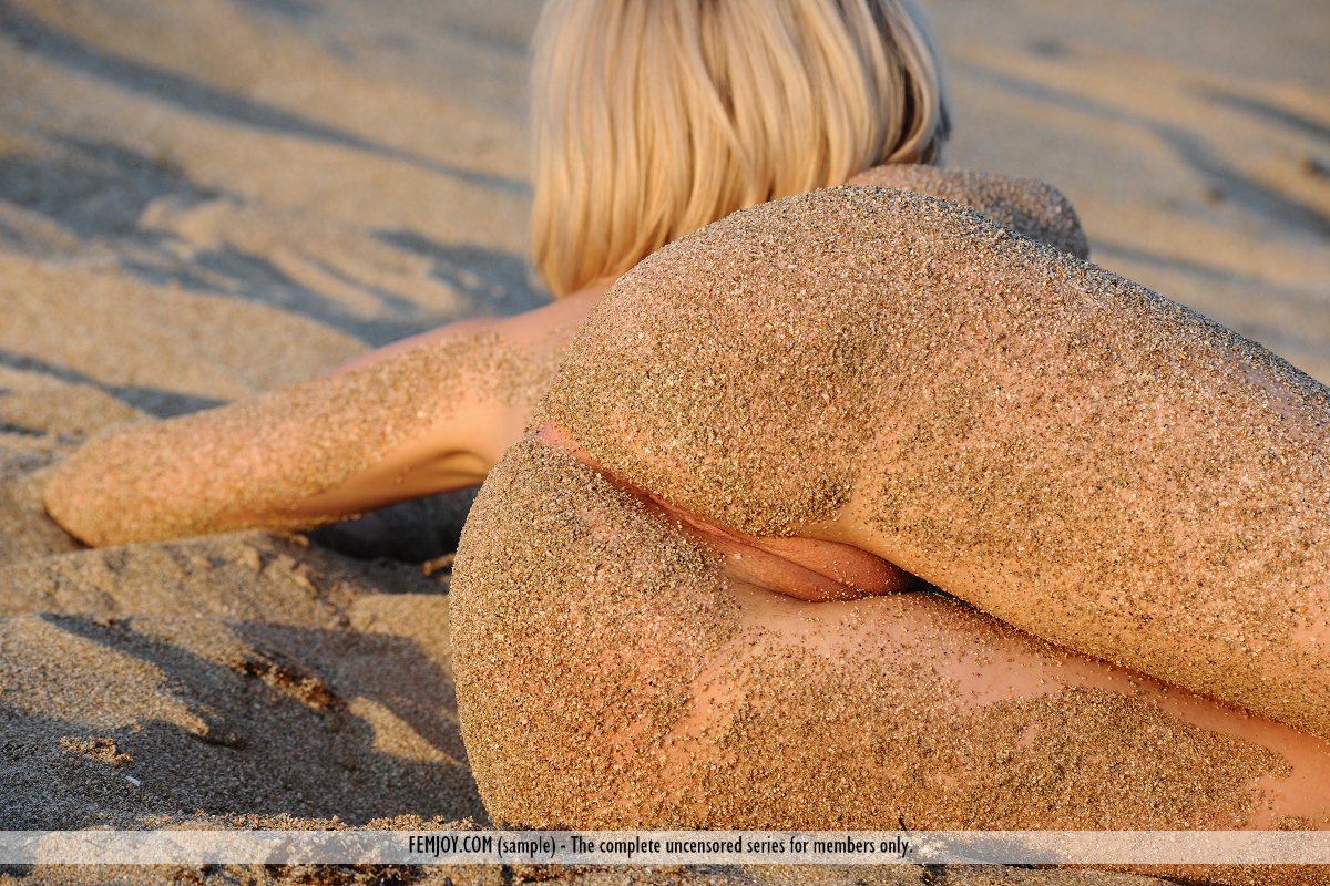 16P A linda loira Olina D lava a areia da praia do corpo quente no oceano