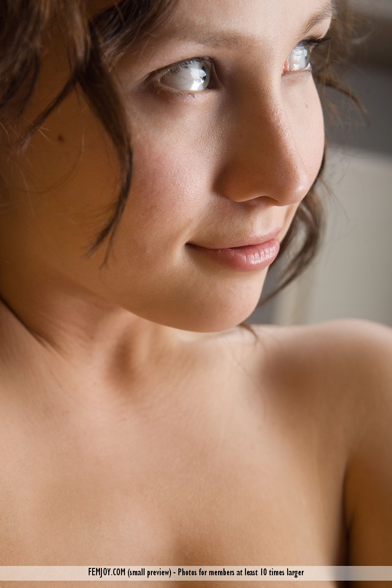 16P Trim solo girl Edita coloca seu lindo corpo em exibição durante a ação solo