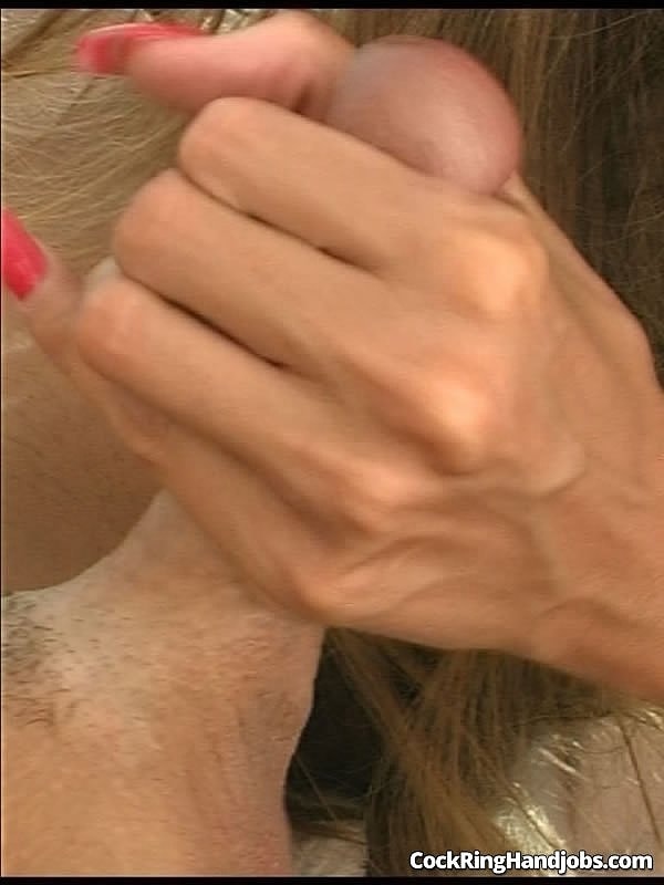21P A doce gata amadora Lori Anderson prova um pau e fica gozada na mão