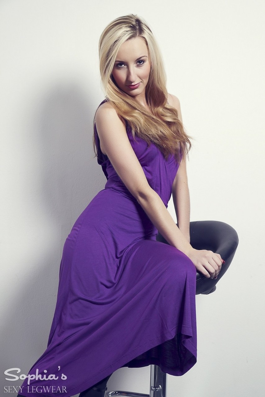 12P Blondes Model Sophia Smith zieht ein langes Kleid in BH und Strumpfhose aus