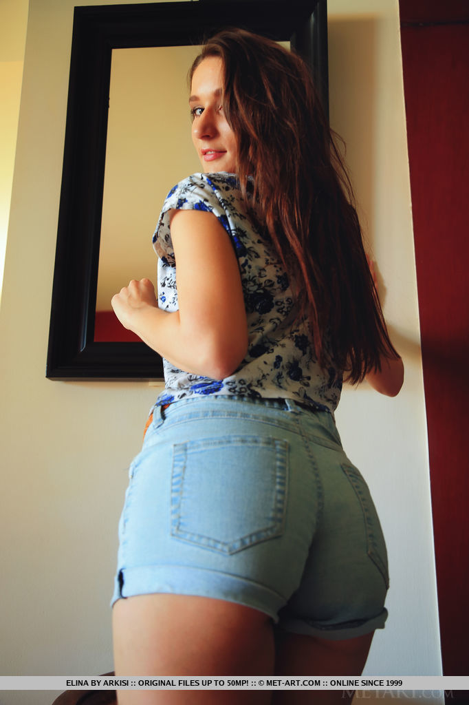 18P La esbelta morena Elina se quita los pantalones cortos para abrir el culo y dar un primer plano del coño